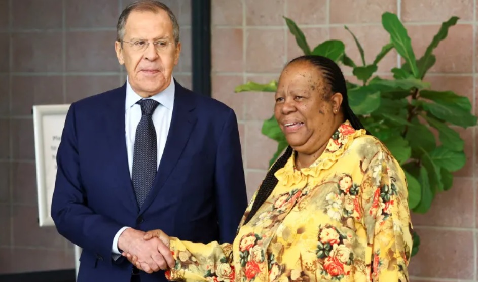 /images/noticias/A ministra das Relacoes Exteriores da Africa do Sul Naledi Pandor cumprimenta o ministro das Relacoes Exteriores da Russia Sergei Lavrov.jpg